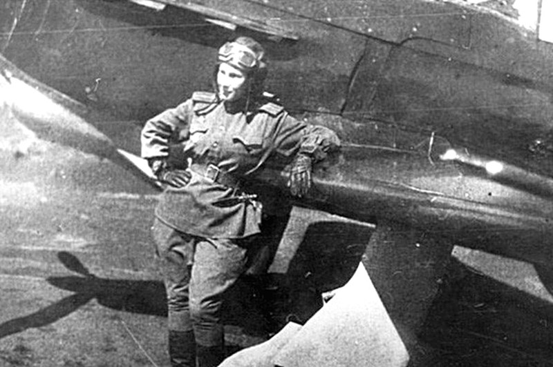Пилот 73-го ГвИАП младший лейтенант Лидия Владимировна Литвяк (1921—1943) после боевого вылета у своего истребителя Як-1Б.