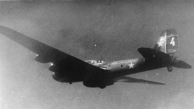Вид на советский тяжелый бомбардировщик Пе-8 746-го авиационного полка дальнего действия.