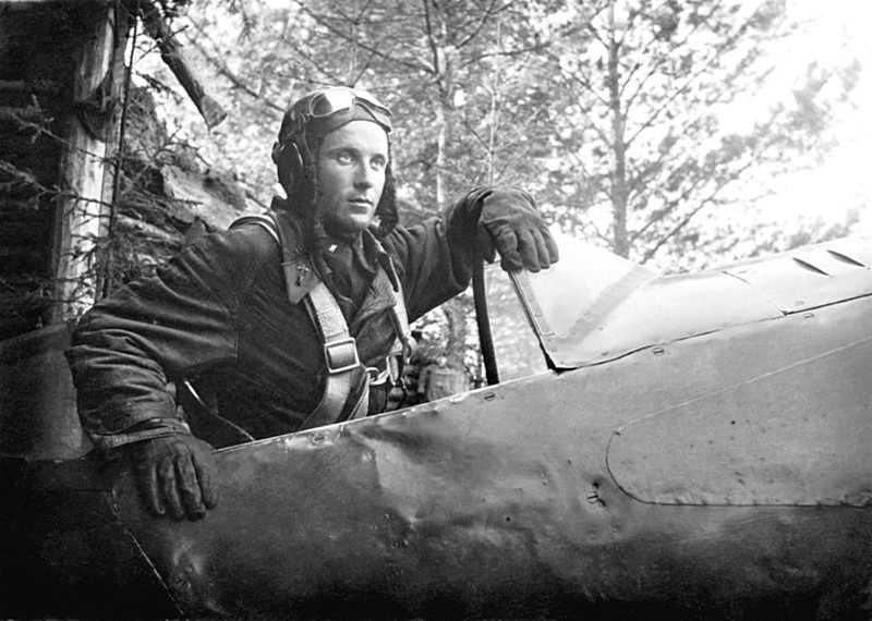 Командир эскадрильи 124-го истребительного авиаполка капитан Александр Георгиевич Пронин.