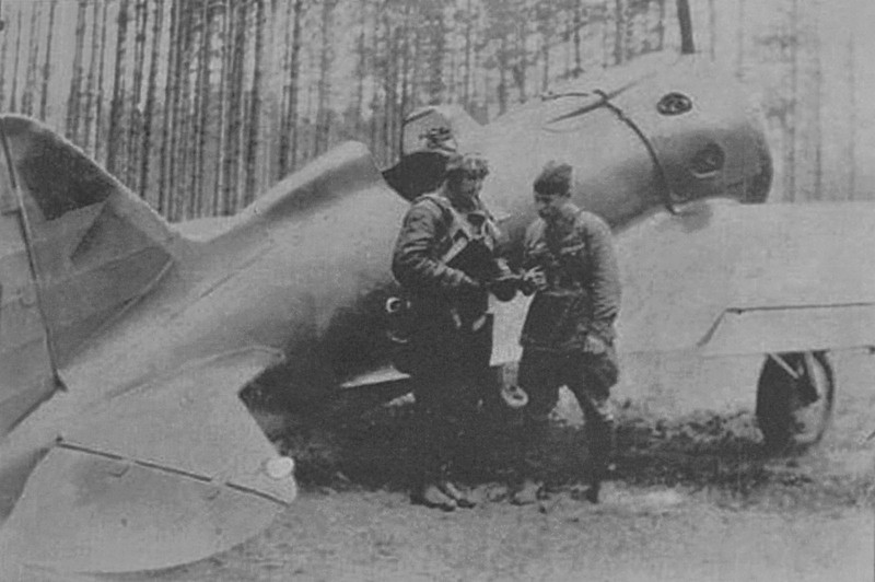 Летчики 153-го истребительного авиационного полка у истребителя И-16 на Ленинградском фронте.