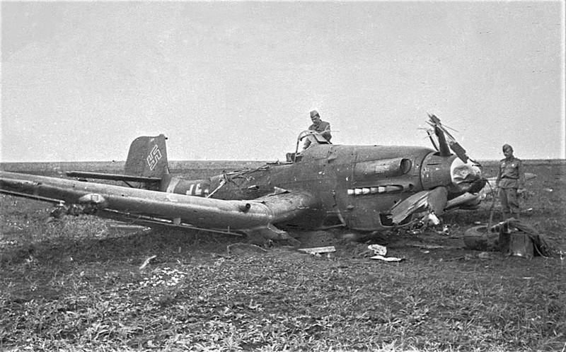 Красноармейцы осматривают сбитый пикирующий бомбардировщик люфтваффе Юнкерс Ю-87