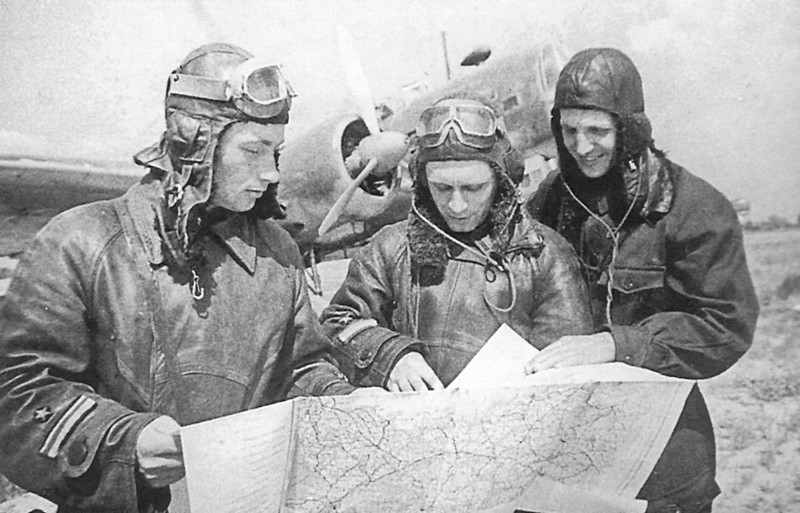 Экипаж бомбардировщика ДБ-3 из 1-го минно-торпедного авиаполка ВВС Балтийского флота у своего самолета