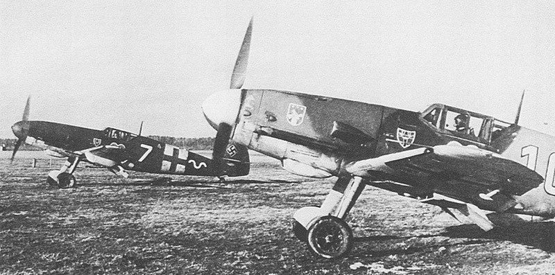 Истребители Мессершмитт Bf.109G 7-й эскадрильи 54-й истребительной эскадры люфтваффе (7./JG54) на аэродроме Сиверская.