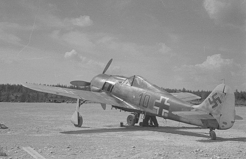 Немецкий штурмовик Фокке-Вульф Fw.190F-8 из 1-й эскадрильи 5-й эскадры непосредственной поддержки войск (1./SG 5), с бортовым номером «10», на финском аэродроме Иммола.