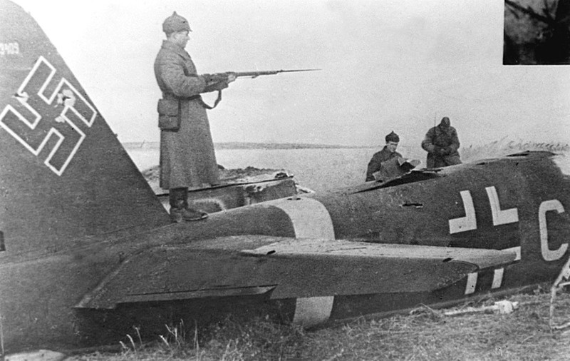Красноармейцы возле немецкого бомбардировщика Юнкерс Ю-88 (Ju.88), сбитого 15 октября 1941 года летчиком-истребителем 178-го ИАП Герасимом Афанасьевичем Григорьевым юго-западнее аэродрома Липицы (у села Липицы Серпуховского района).