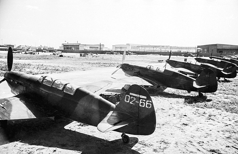 Советские самолеты Як-7 на стоянке аэродрома.