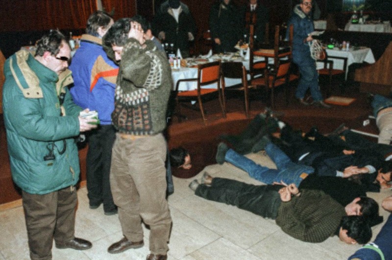 Оперуполномоченные отдела по борьбе с бандитизмом МУР устанавливают личности задержанных в ресторане отеля «Солнечный». Москва, 1 декабря 1992 года.