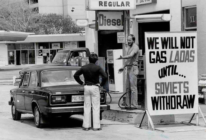 Водителю "Лады" отказывают в заправке бензином по причине ввода советских войск в Афганистан. Канада, Торонто, 1984 год.