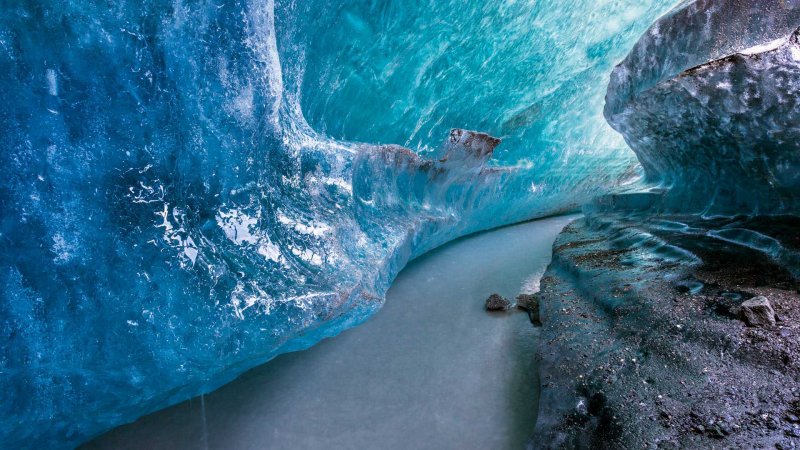 Ледяная пещера на Аляске 