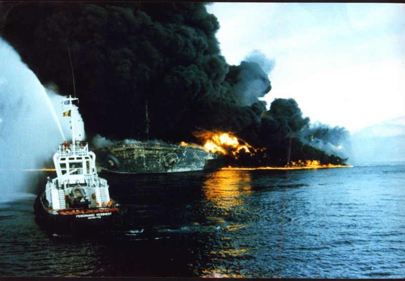 64 Танкер Seawise Giant с иранской нефтью горит после атаки иракских истребителей. Ирано-Иракская война. 14 мая 1986г.