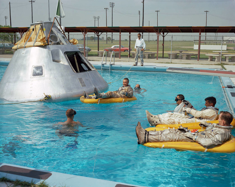 96 Команда Аполлон-1 тренирует посадку на воду в бассейне, штат Техас, США, 1966 год.