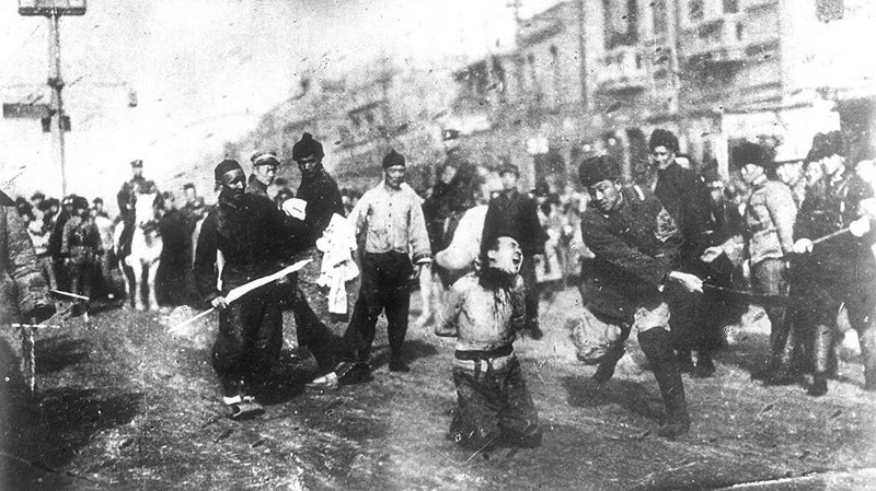 74 Гоминьдановец одним ударом тяжелого клинка обезглавливает китайского коммуниста, 1927 год.
