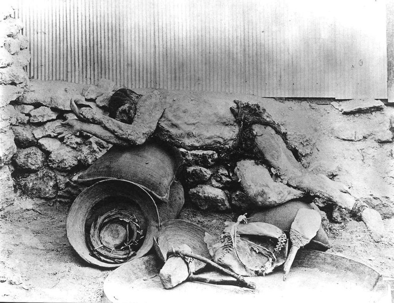 72 Мумия «Медного Человека» и его инструменты, найденные шахтером в 1899 году в Чикикамата Мине, Чили. Датируется 550 г.н.э.