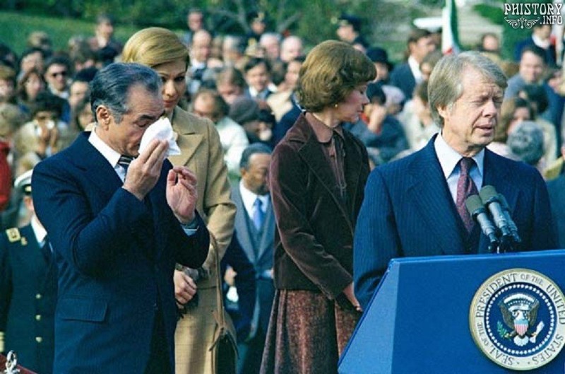 30 Шах Ирана вытирает слезы (выступившие из-за слезоточивого газа) на выступлении президента Картера. Вашингтон. Округ Колумбия. СШA. 15 ноября 1977 года.