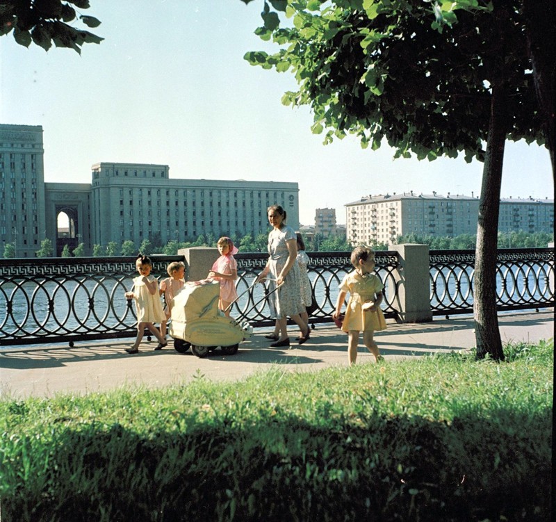 09 С детьми на прогулке, Москва, конец-50х