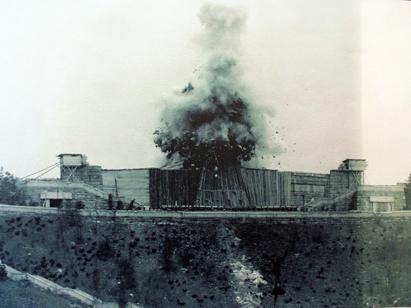 75 Взрыв гигантского памятника Сталину в Праге, 1962 год.