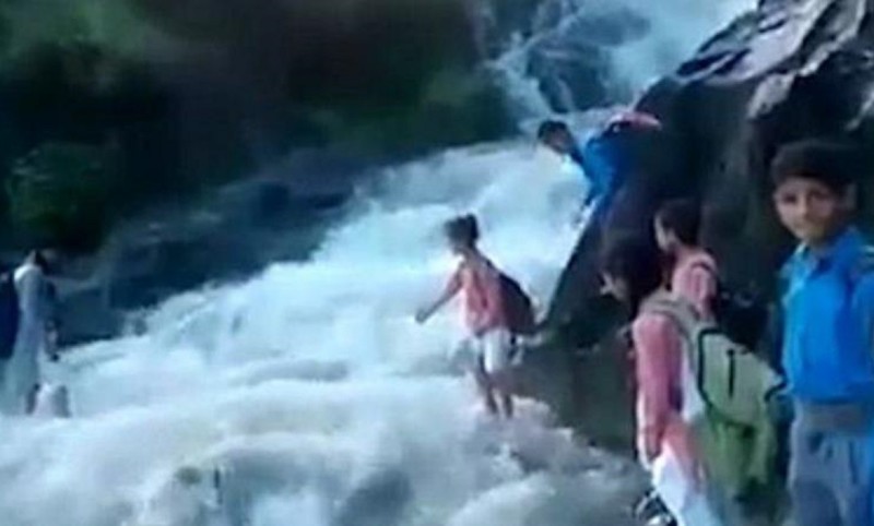 Жажда знаний: как индийские дети преодолевают бурную реку на пути в школу