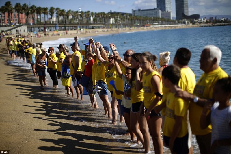 Испанские власти пытаются поддерживать общественный порядок в туристических районах, но в основном их усилия направлены на остров Мальорку - оно из самых популярных тусовочных мест