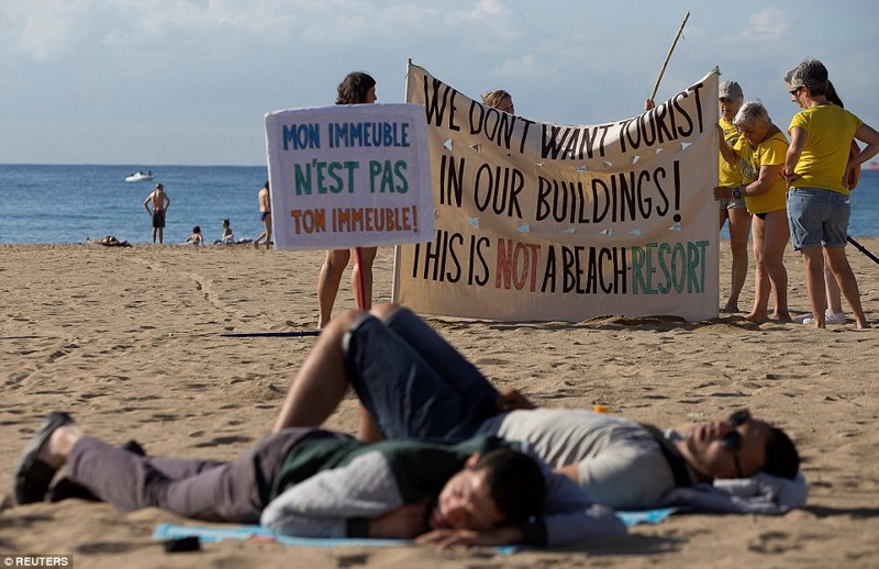 Демонстрация проводилась неподалеку от гуляк, отсыпающихся на пляже после ночного кутежа