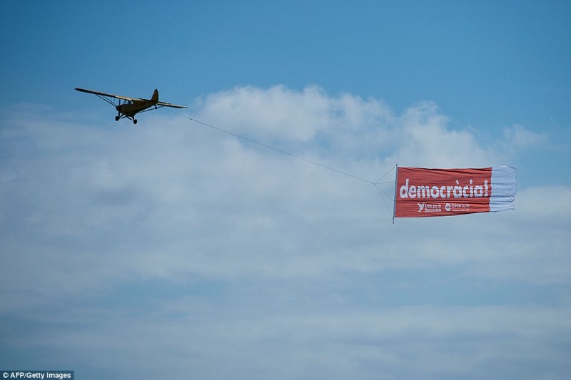Примечателен и баннер в небе с надписью "Демократия"