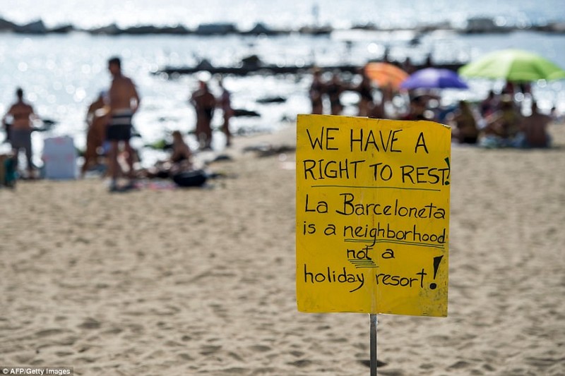 "У нас есть право на отдых в своем доме". Подобные протесты происходят по всей Испании - ведь страну с 46 млн жителей каждый год наводняют 75 млн туристов