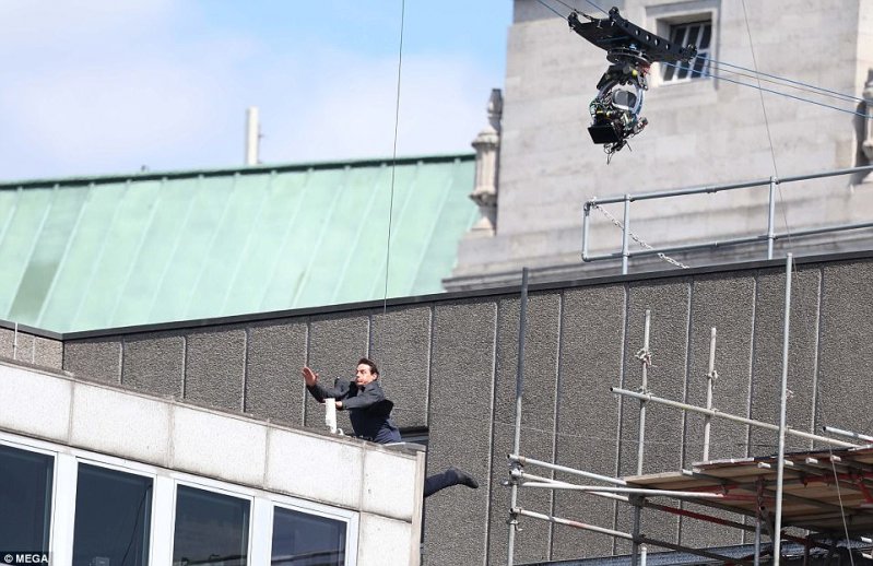 Актер должен был выполнить прыжок со строительных лесов на крышу соседнего дома, но не долетел и ударился о стену здания