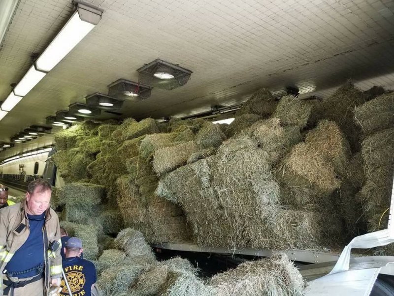 В Алабаме тягач с сеном застрял в туннеле