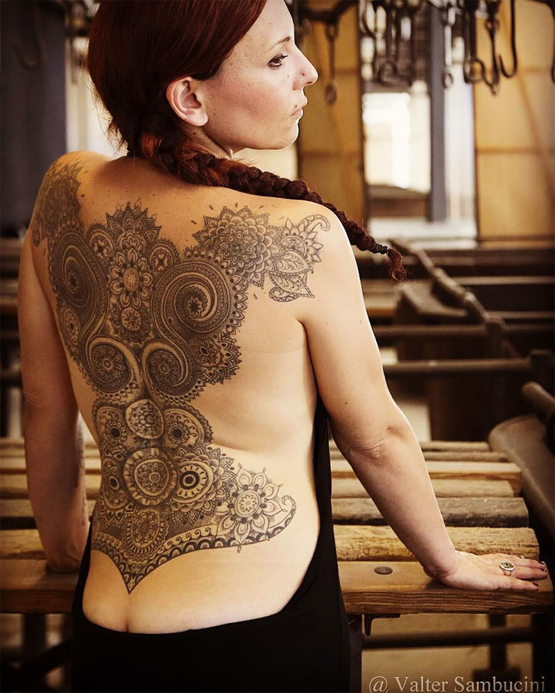 Венецианские кружева и викторианские украшения в женских татуировках итальянских художников