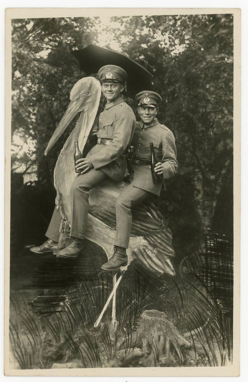 1930 год. Немецкие солдаты на деревянном аисте. Мюнстер, Германия, неизвестный фотограф