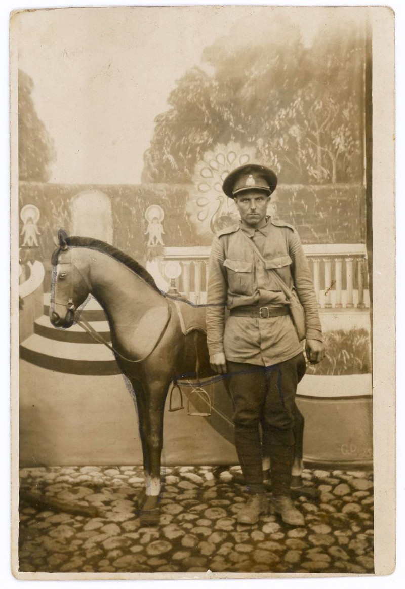 1920-е годы. Солдат позирует с ненастоящей лошадью, Эстонская Республика. Неизвестный фотограф