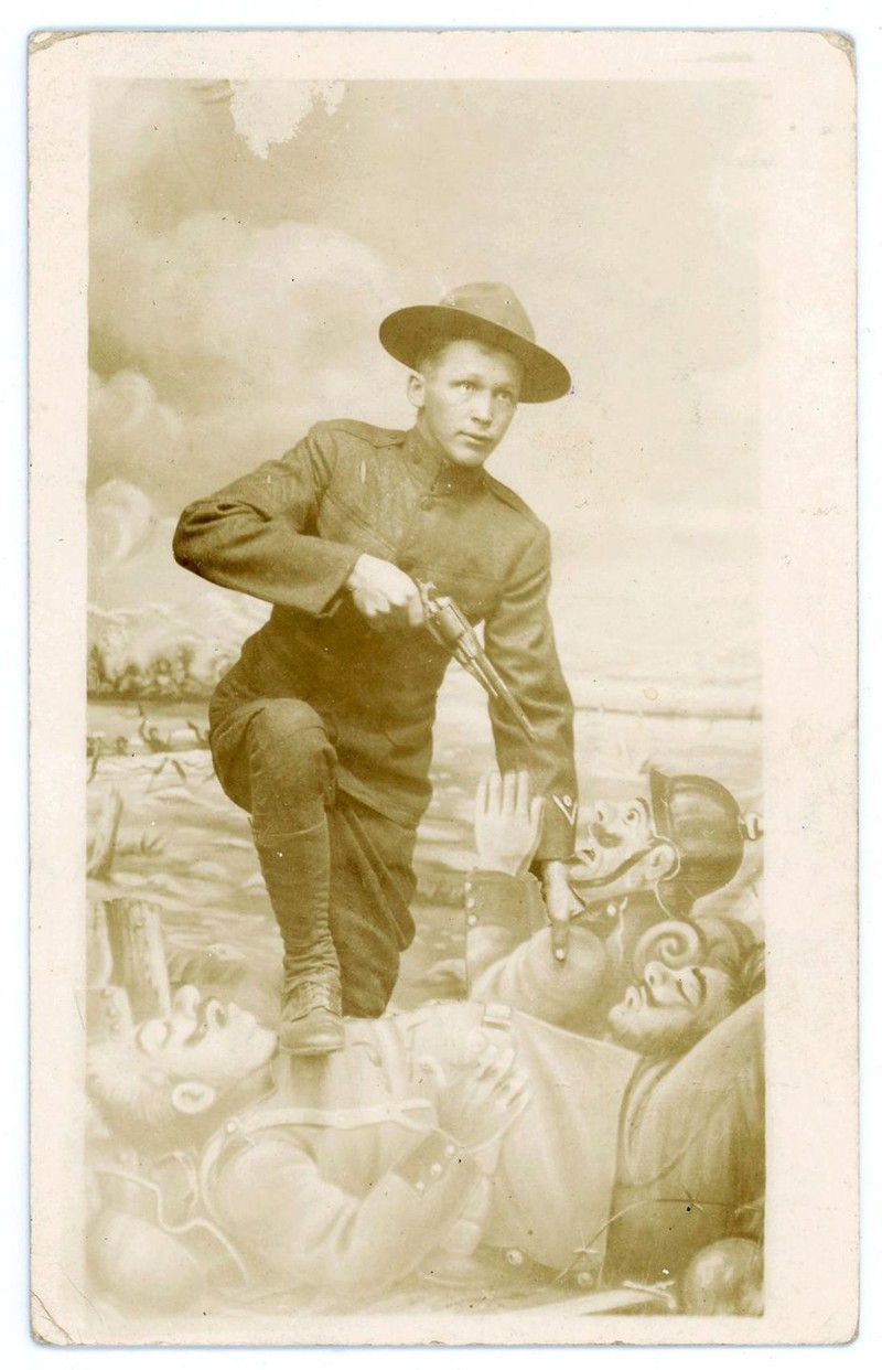 1917 год. Американский солдат с револьвером, направленным на немецких пехотинцев. США