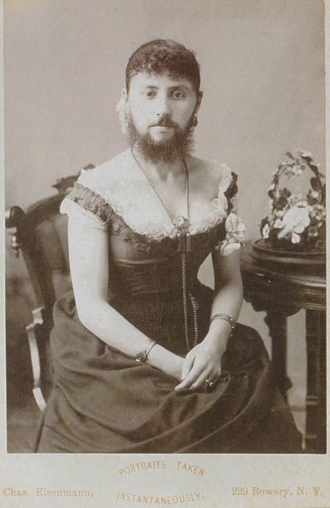 Мадемуазель Жан Девере (Делина Росса) - выступала во многих кабаре , где имела неизменный успех