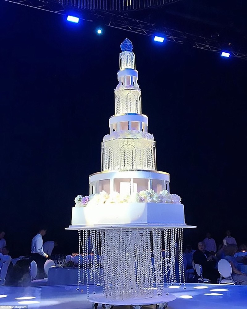 Под занавес торжества на сцену вывезли потрясающий свадебный торт в 8 этажей 