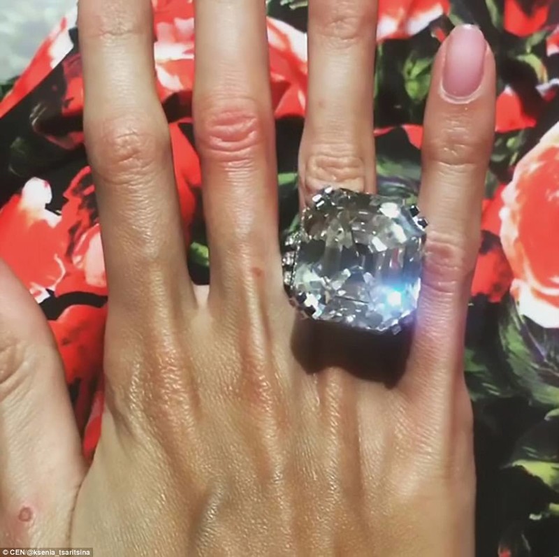 Незадолго до свадьбы модель похвасталась помолвочным кольцом с бриллиантом в 70 карат, стоимость которого оценивается в 10 млн евро 