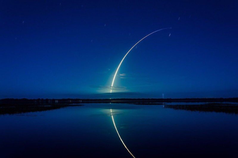 Falcon 9 взлетает с мыса Канаверал, штат Флорида