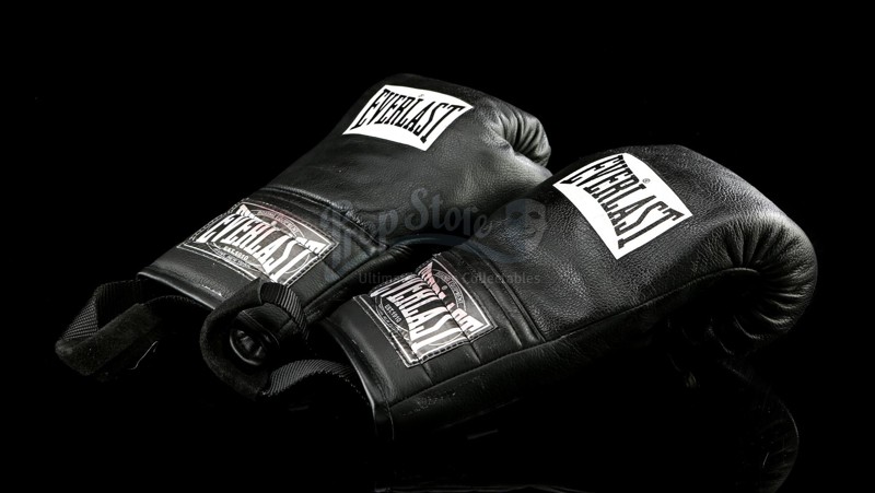 Перчатки Сильвестра Сталлоне из фильма «Рокки Бальбоа» обойдутся в 1,5—2,5 тысяч фунтов (115—191 тысяча рублей).