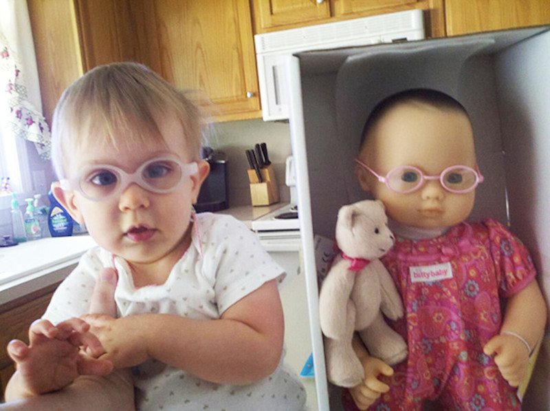 Кукла тоже носит очки 