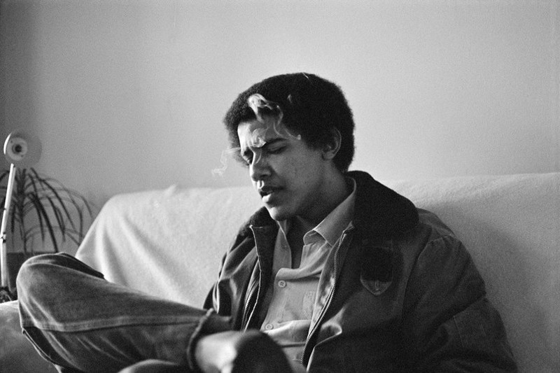 Барак Обама с сигареткой, 1970-е.
