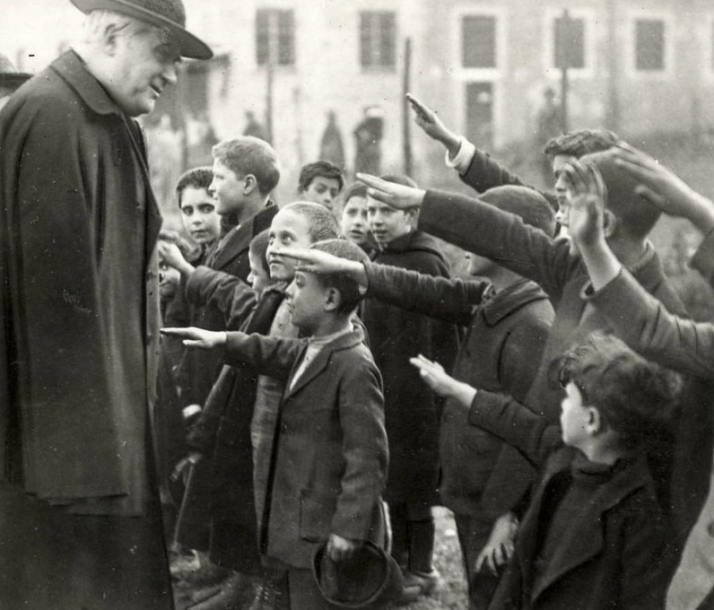 Генерального викария Рима кардинала Базилио Помпилия школьники приветствуют нацистским салютом, 1926 год.