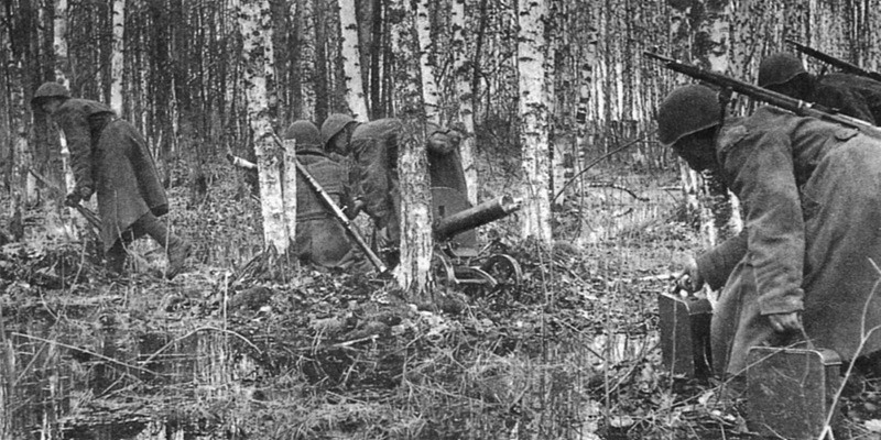 Расчет советского станкового пулемета «Максим» младшего сержанта Гуменщикова передвигается через заболоченный перелесок на новую огневую позицию.
