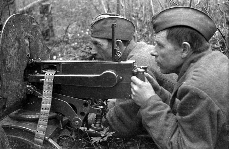 Красноармейцы у станкового пулемета «Максим» на Калининском фронте.