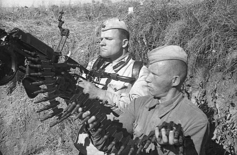 Советские бойцы у зенитного пулемета ДШК на Калининском фронте.