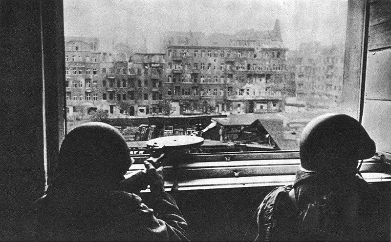 Пулеметчики рядовые В.П.Черушников (слева) и Г.И.Кравченко у окна дома во время штурма Берлина.
