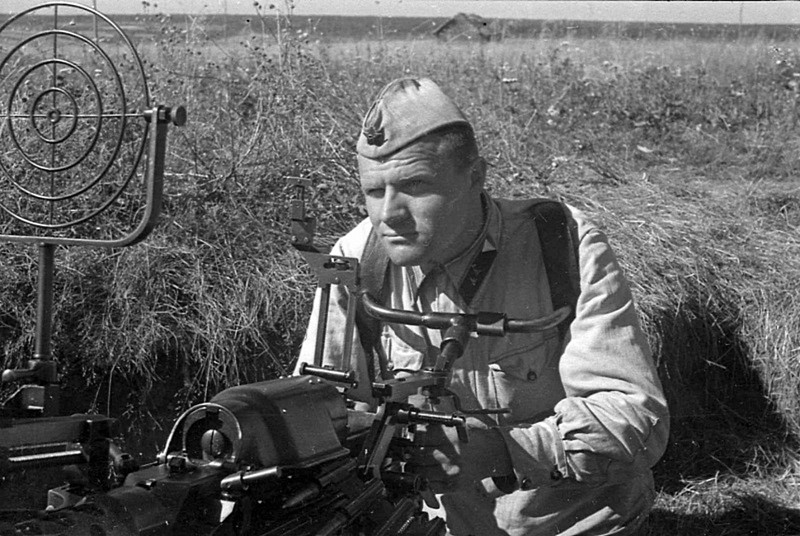 Советский боец в звании сержант у зенитного пулемета ДШК на Калининском фронте.