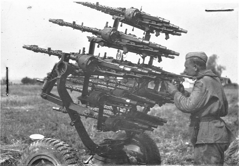 Красноармеец у трофейной немецкой зенитной пулеметной установки кустарного производства. В установке использованы пулеметы MG 34.