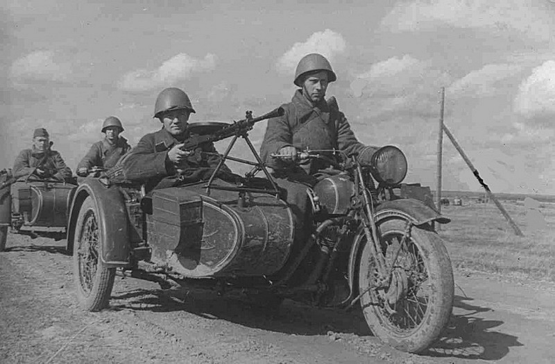 Советские мотоциклисты на марше.