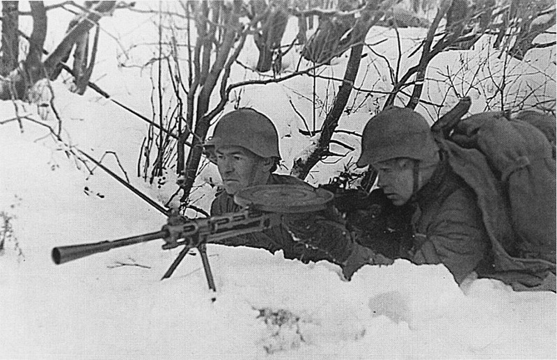 Расчет советского ручного пулемета ДП-27 поддерживает атаку стрелковой цепи. Карельский перешеек.