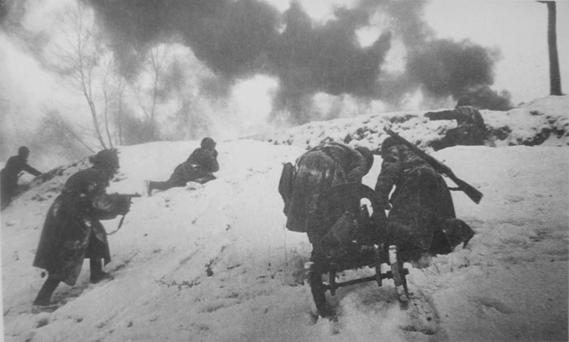 Красноармейцы с пулеметом «Максим» взбираются на вершину высоты во время боев под Москвой.