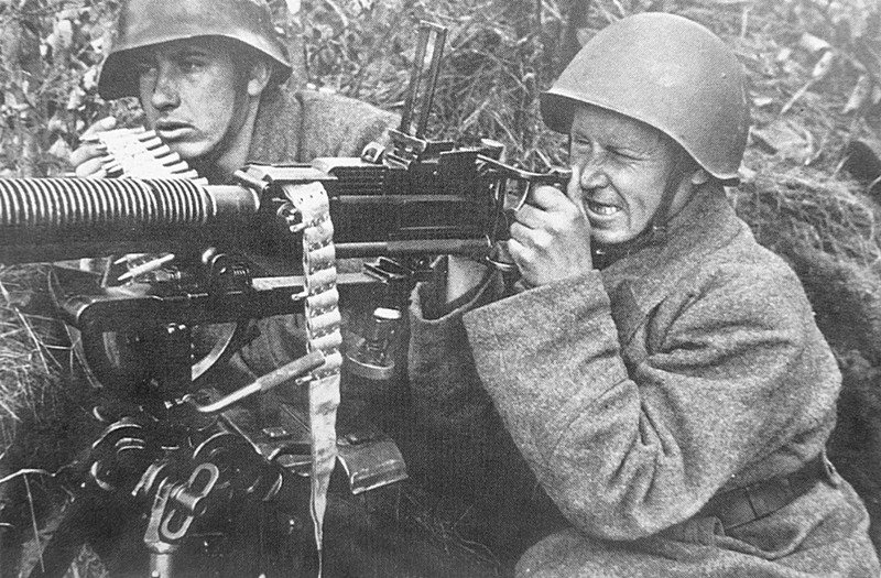 Красноармеец Поцелуйко ведет огонь из пулемета ДС-39 (7,62-мм станковый пулемет Дегтярева образца 1939 года) на Северо-Западном фронте.