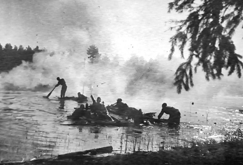 Пулеметчики 42-й советской армии переправляются через реку Великую.